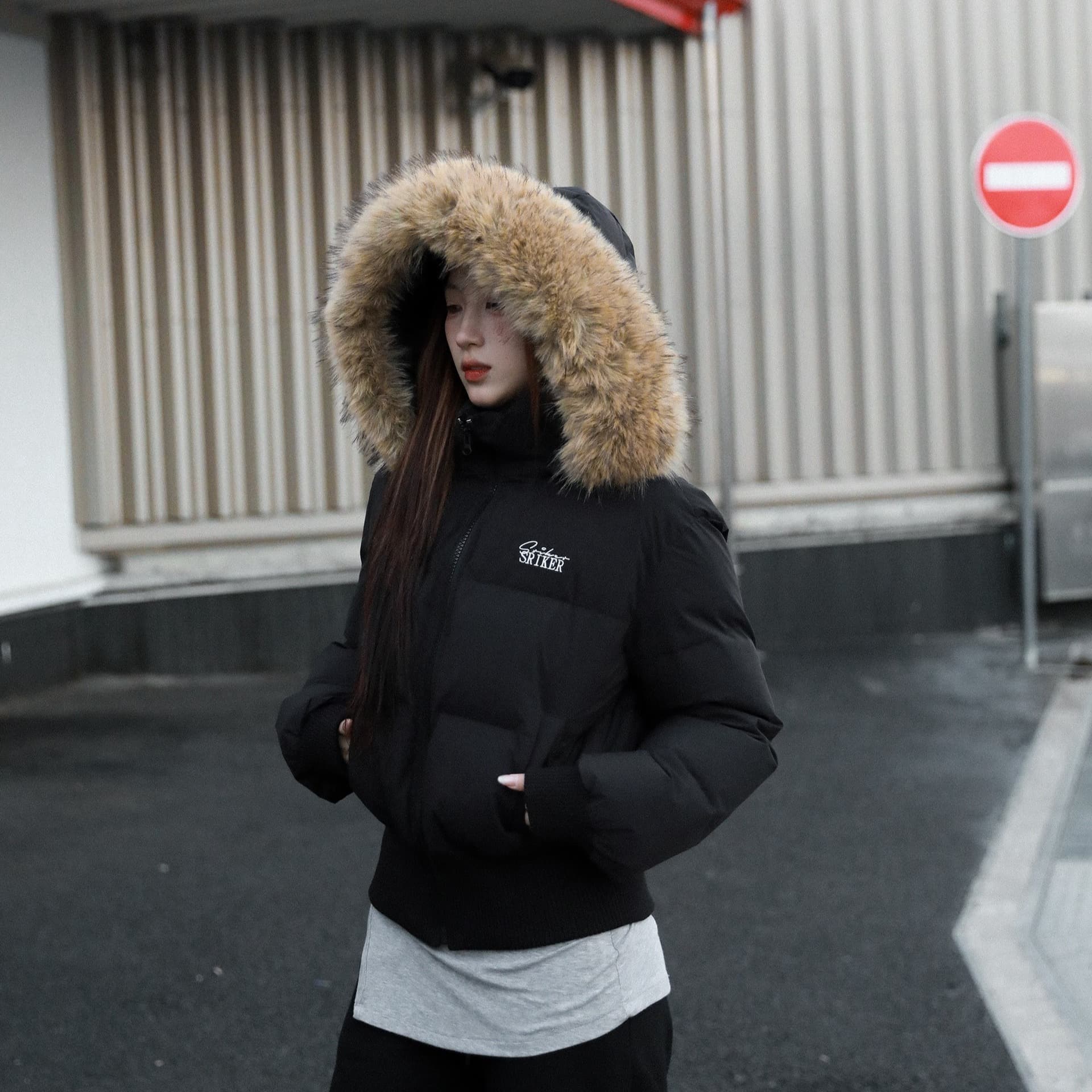 ​​"Faux Fur-Trimmed Short Puffer Jacket – Winter Hooded Coat With Cinched Waist & Oversized Collar (Black, S-XL, Relaxed Fit, Belt Detailing)"​​