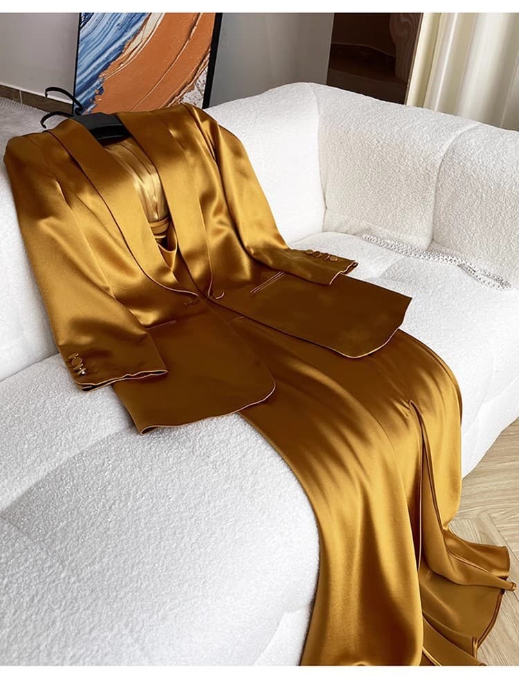 Women's Clothing High End Gold Plated Capable Temperament, Strong Aura, And A Swaying Collar