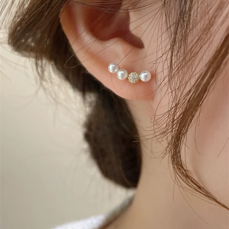 Niche design, smiling pearl earrings, ear piercing, no need to take them off when sleeping, light luxury and simple earrings, silver needles