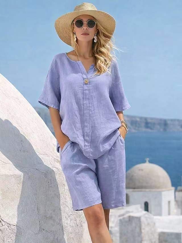 Ensemble deux pièces en coton et lin pour femme, style vacances d'été : haut ample à manches courtes et col en V et pantalon droit court.