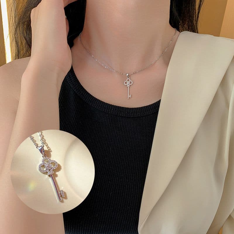 High-end clover key titanium steel women's electroplating real gold light style live broadcast best-selling necklace