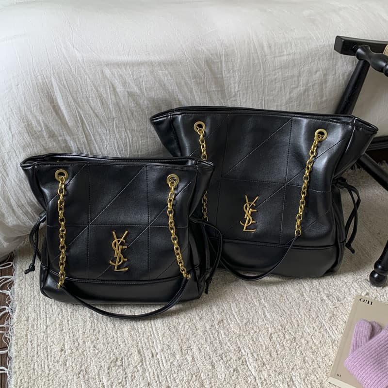 Sac fourre-tout à bandoulière en daim avec cordon de serrage et chaîne, détails en bronze, sac cabas à motif dents de chien