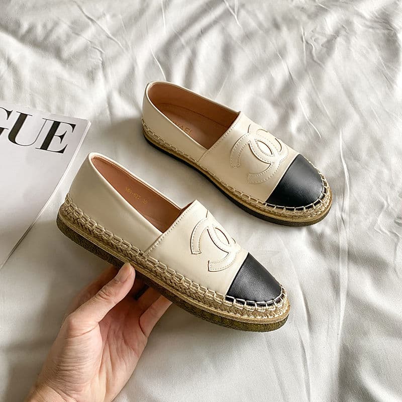 Mocassins plats en paille tressée, semelle souple et respirante, style pêcheur, en cuir de vachette.