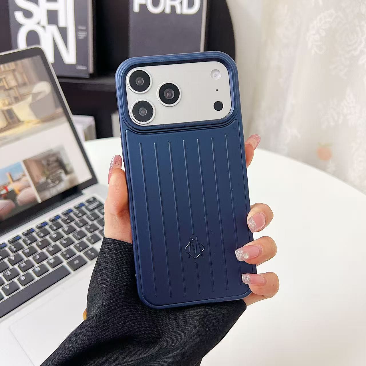 Compatible avec iPhone 17 Pro Max, 16, 15, 14, 13 Premium et Plus. Coque en silicone souple, transparente et élégante, résistante aux chutes et or