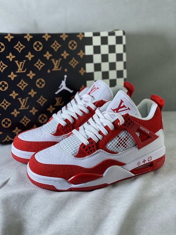 Chaussures de basketball Nike Air Jordan 4 neuves (pointures 26-27).