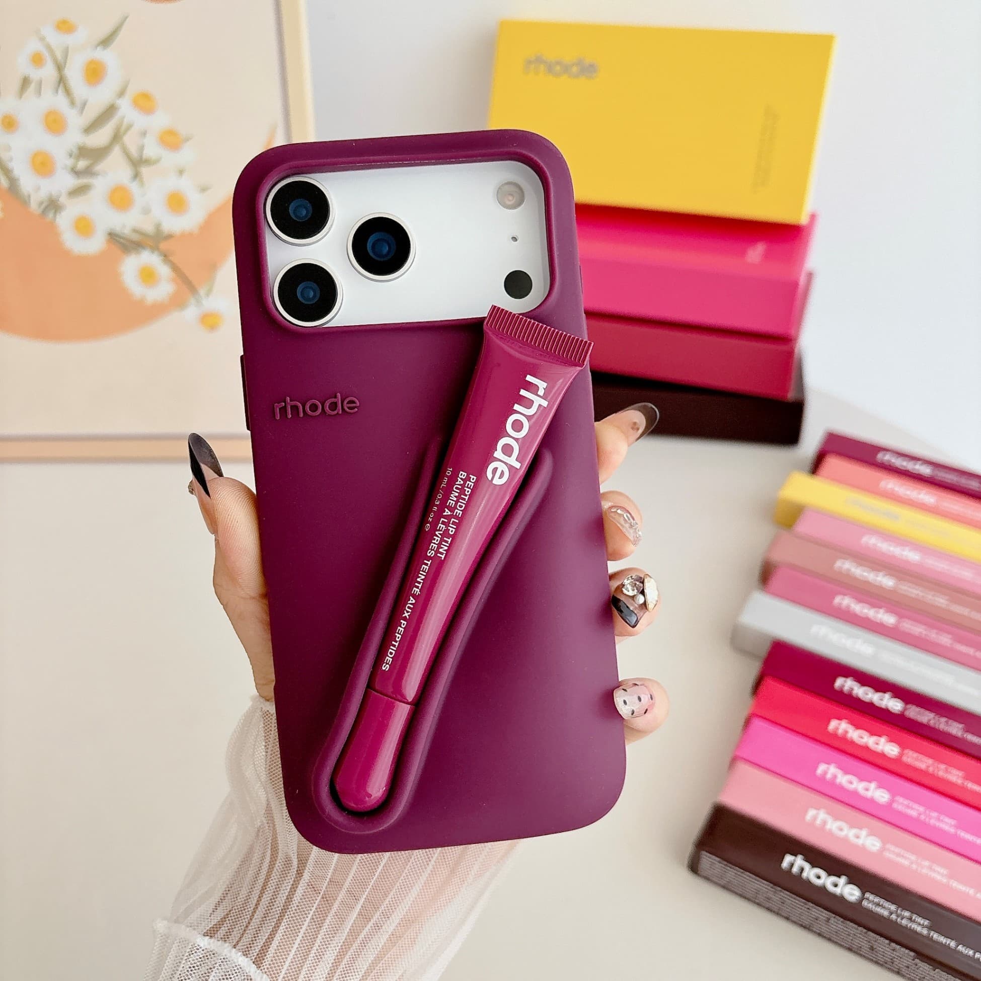 Étui à lèvres liquide en silicone 3D pour iPhone 15 Pro, avec gloss et effet brillant.
