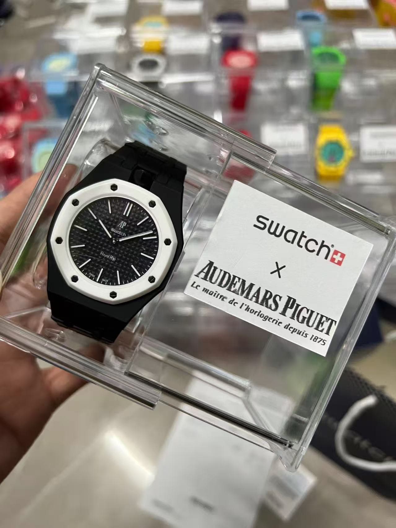 Montre AP Swatch à mouvement quartz, une montre de luxe au design élégant et tendance, fruit d'une collaboration avec AP Swatch.