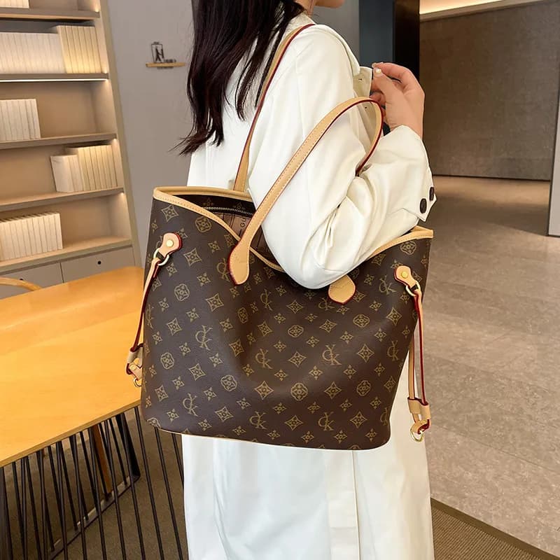 Tote Female New Fashion Niche Design Summer Senior Sense Large Capacity Commuter Shoulder Bag 2025s Hot