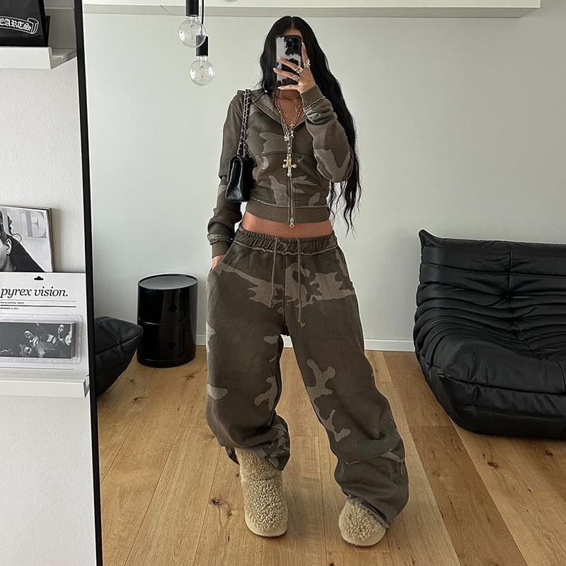 Women's Camo Print Zip-Up Hoodie & Jogger Set – Streetwear Two-Piece (8 Sizes, Cropped Fit, Trendy 3D Effect)
