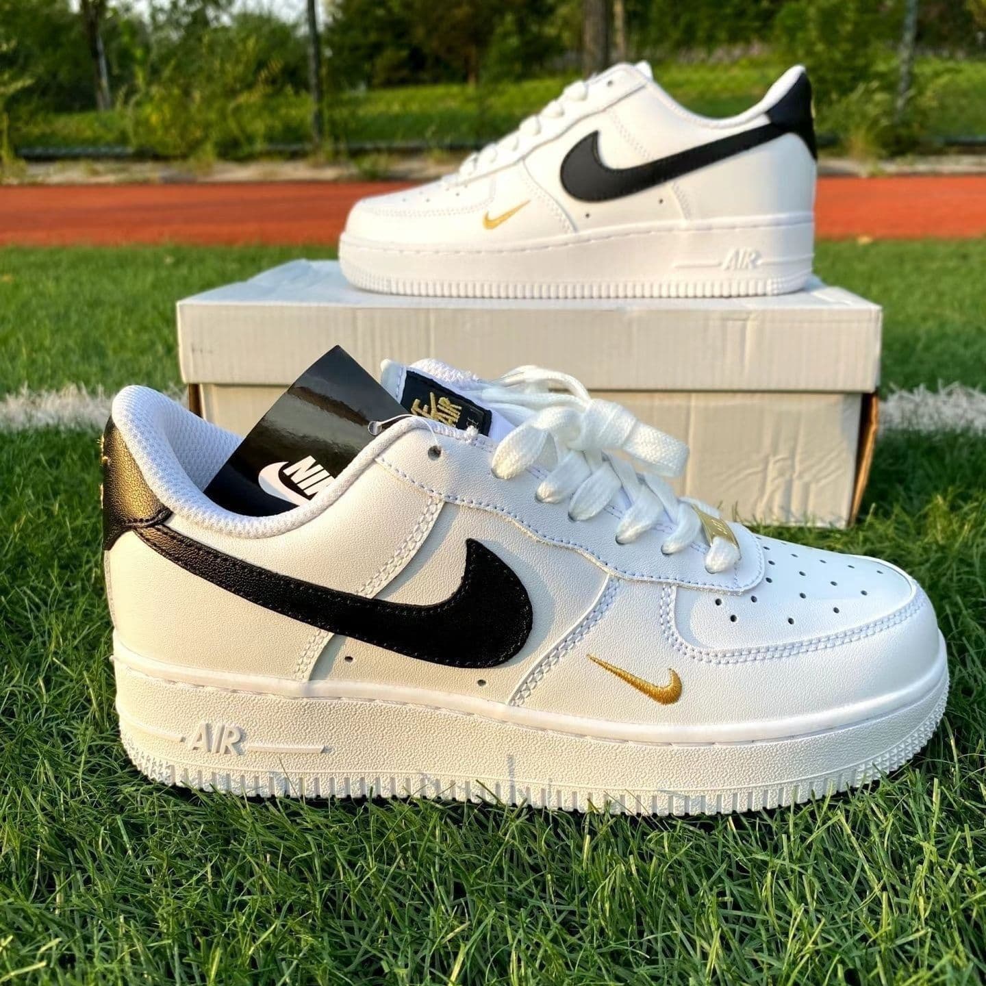 Baskets Force One Black Warrior populaires pour hommes et femmes, tendance et polyvalentes, style rétro décontracté et sportif.