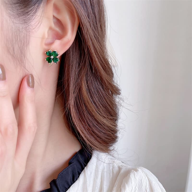 Fresh sweet and fairy like earrings S925 silver needle niche heart shaped zircon inlaid lucky clover earrings