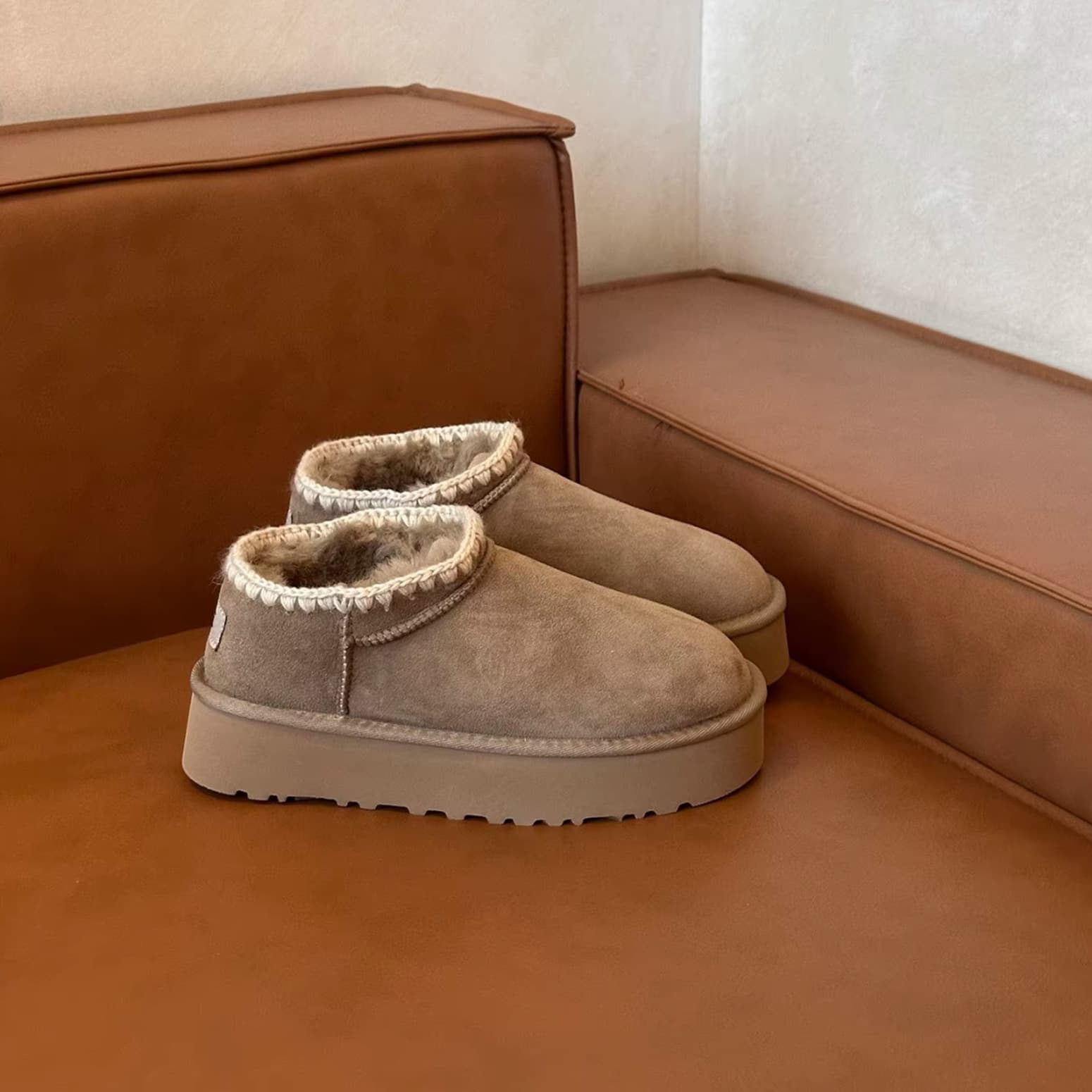 Bottes de neige UGG en cuir de vachette, semelle épaisse, doublure polaire, nouveau style, super belles et chaudes, taille L (Nord-Est).