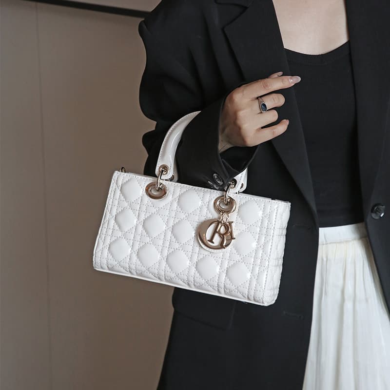 Sac à main haut de gamme Princesse Diana en cuir verni, style horizontal, collection 2025.