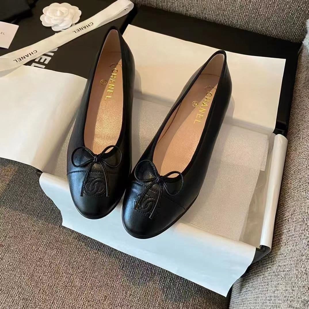 Ballerines élégantes et polyvalentes à nœud papillon discret, bout rond et broderies, collection 2025
