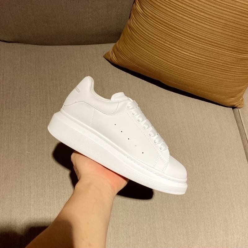 Baskets McQuee blanches polyvalentes pour hommes, collection automne 2026, plateforme en cuir véritable à semelle épaisse rehaussant la silhouette