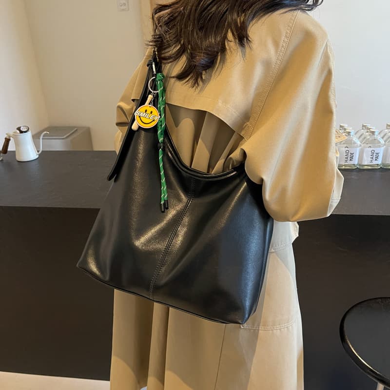Large capacity for commuting to work, women's 2024 autumn and winter versatile new fashion single shoulder large bag,