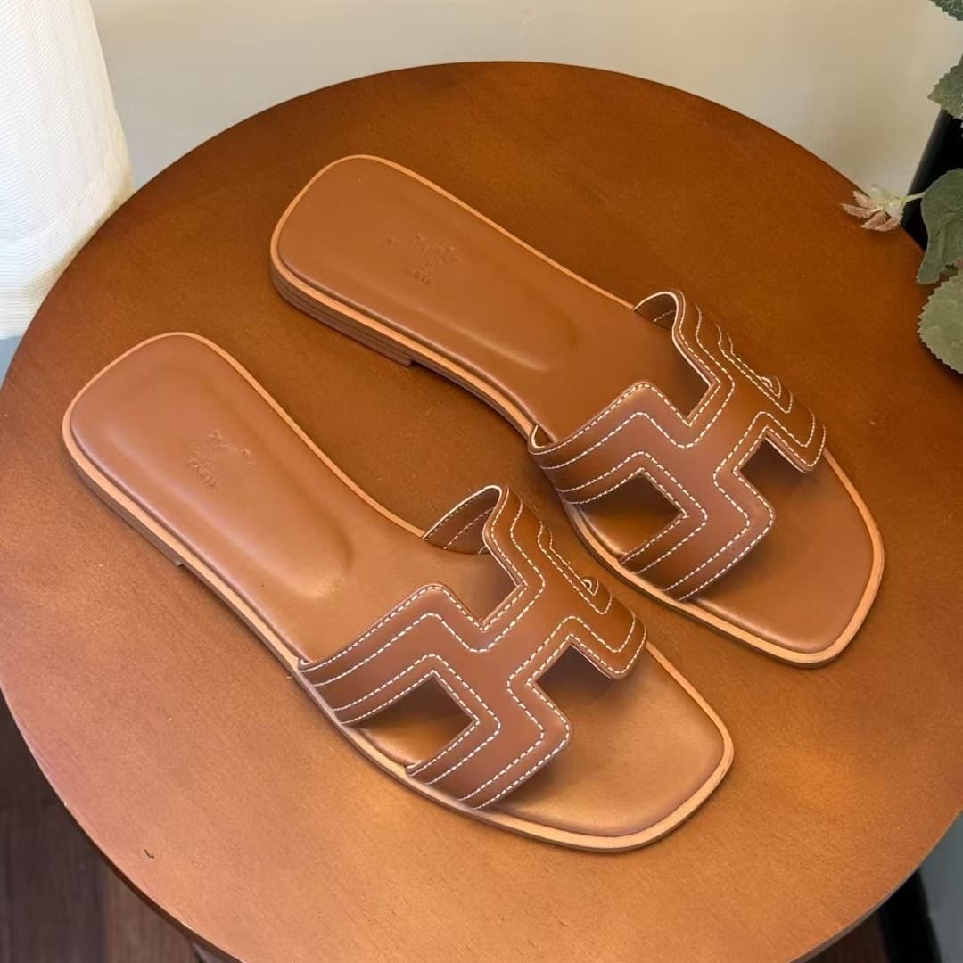 Chaussons plats en peau de mouton pour femmes, version haute tendance, entièrement brodés, à une bride, pour l'extérieur