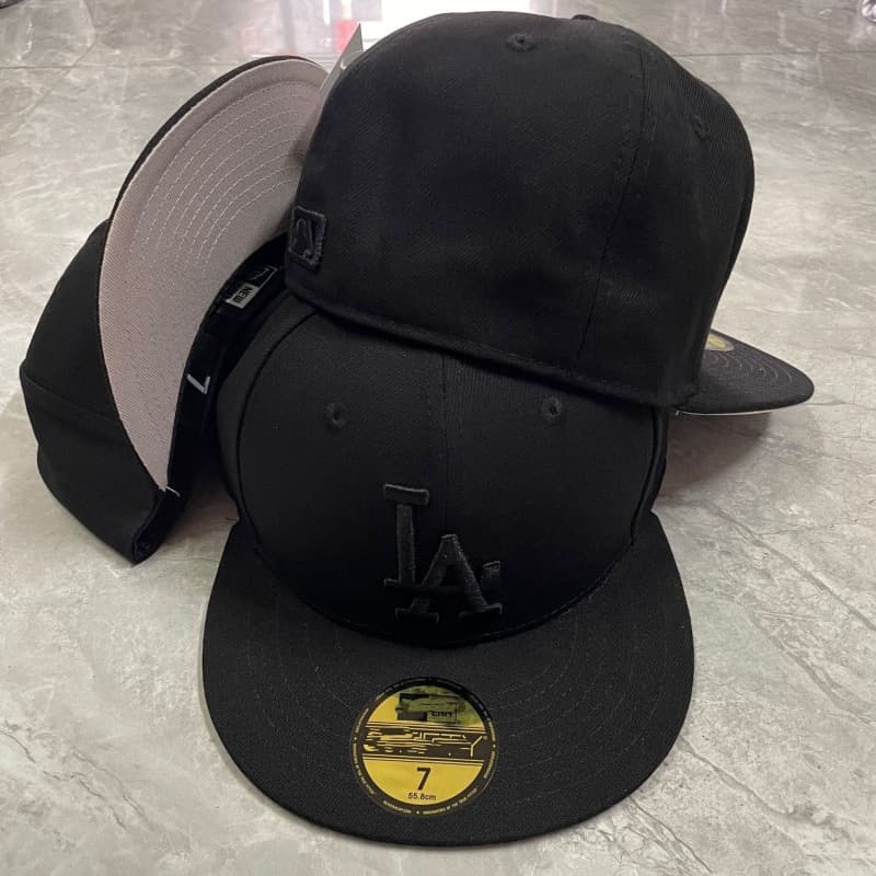 Casquette fermée de baseball brodée de haute qualité, style classique transfrontalier, de la Ligue sportive américaine, avec visière plate.