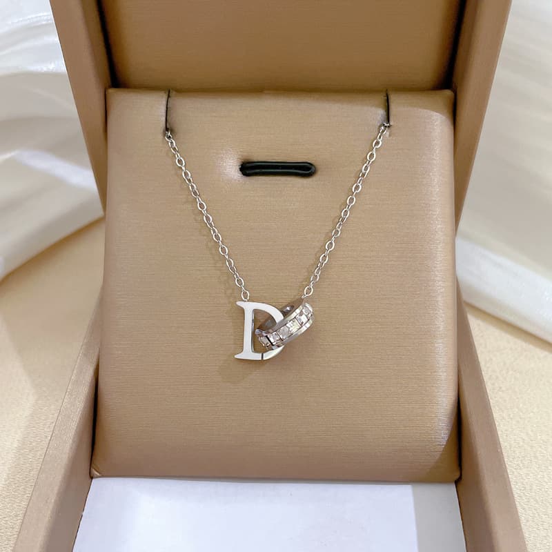 [Acier titane intégral] Bague circulaire en forme de D. Le tempérament et la personnalité sont extrêmement simples. Collier en or véritable.