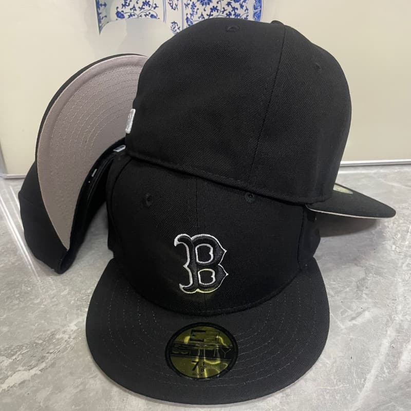 Casquette fermée de baseball brodée de haute qualité, style classique transfrontalier, de la Ligue sportive américaine, avec visière plate.