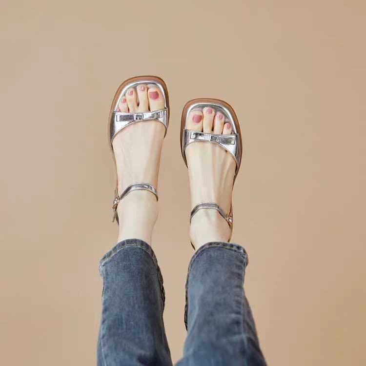 Square-toe Chunky Heels With Straight Lines Will Wow Women In The Summer Of 2025. Butterfly Open-toe Sandals