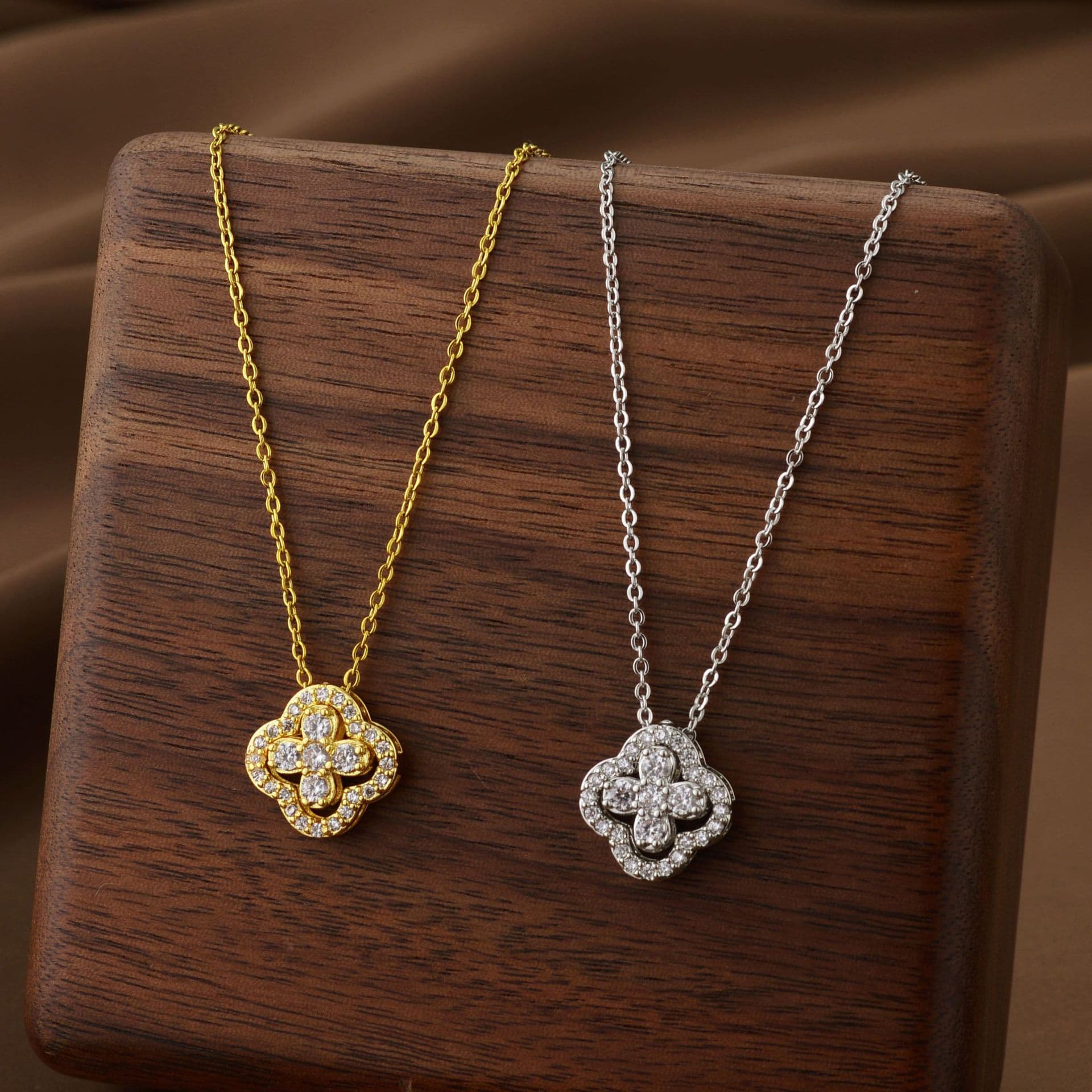 Lucky four-leaf clover titanium steel necklace women's flowers can be separated from a variety of wear method design luxury fashion clavicle chain jew