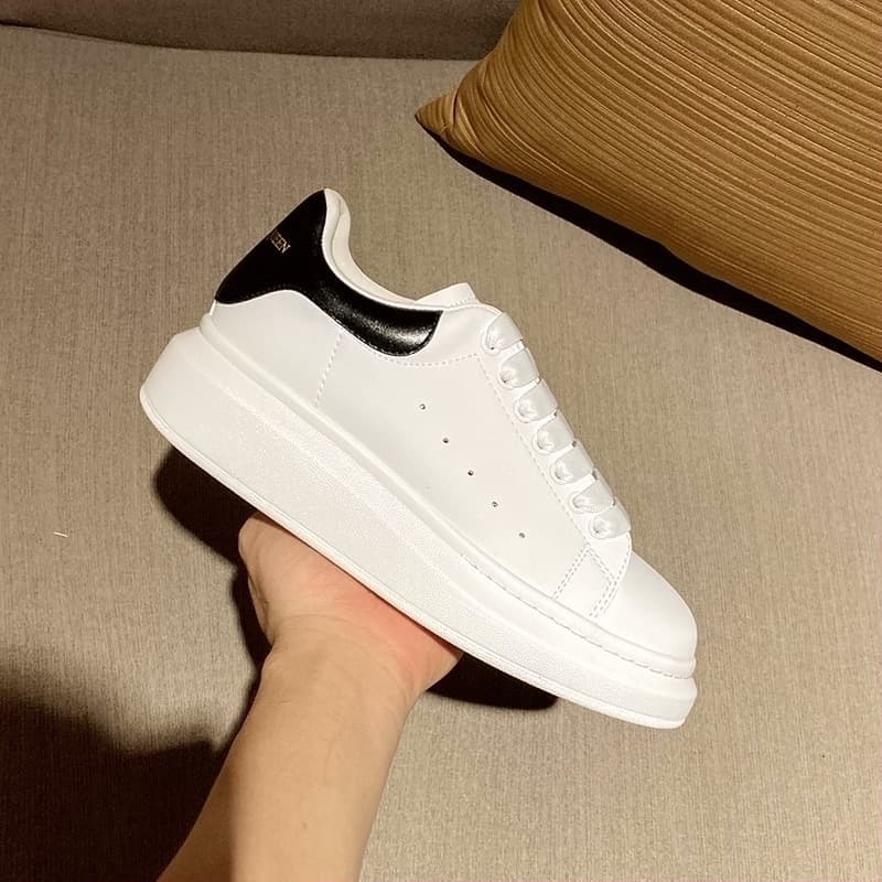 Baskets McQuee blanches polyvalentes pour hommes, collection automne 2026, plateforme en cuir véritable à semelle épaisse rehaussant la silhouette