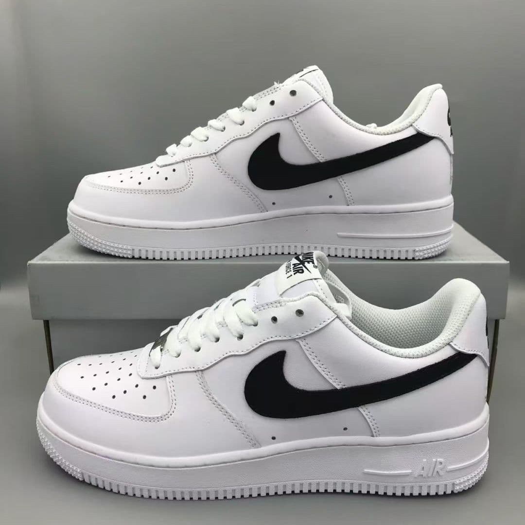 Baskets Force One Black Warrior populaires pour hommes et femmes, tendance et polyvalentes, style rétro décontracté et sportif.