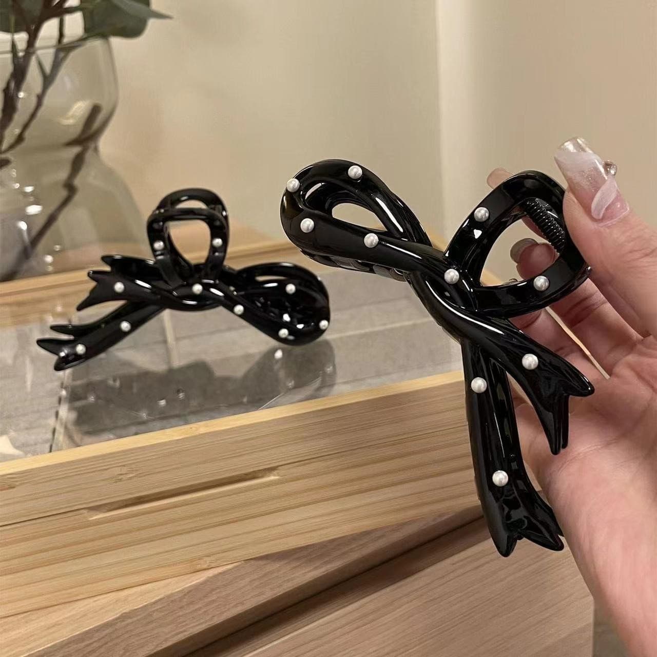 The Design Is Attractive Unique. Acrylic Material Hair For Updos. Vintage And Sophisticated Style Claw Clip