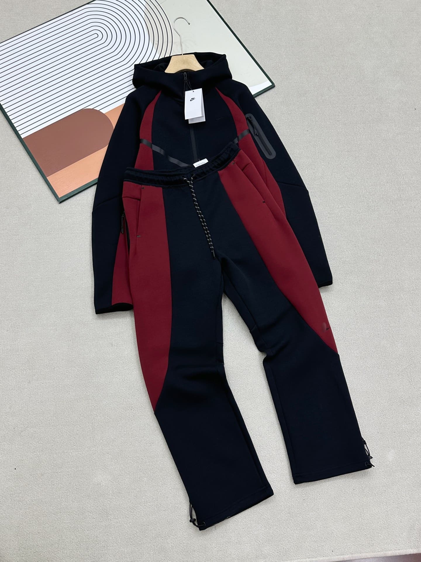Veste d'automne décontractée à capuche avec fermeture éclair latérale contrastée, idéale pour l'entraînement sportif et les hommes. Douce et