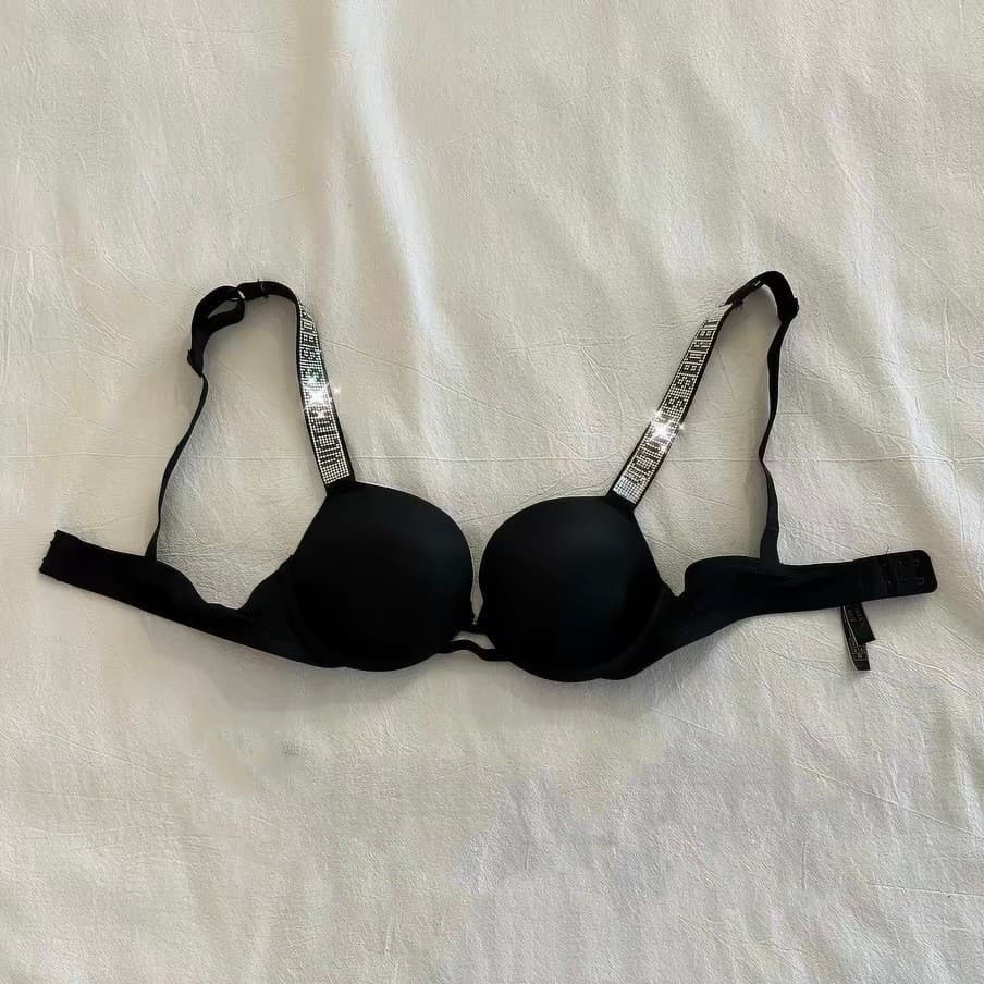 Bretelles ornées de diamants scintillants, surface lisse et sensuelle, modèle basique à armatures, effet push-up, soutien-gorge fin et épais