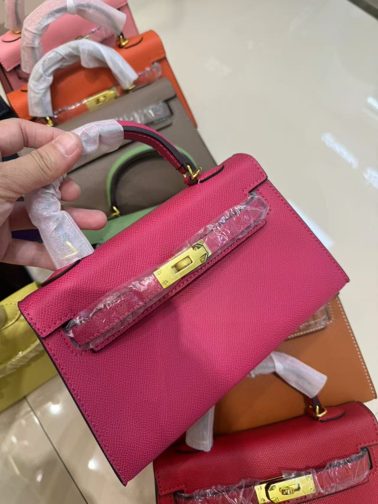 Sac bandoulière et sac à main Kelly Mini tendance de deuxième génération (2026), sac à main de luxe léger aux couleurs contrastées.