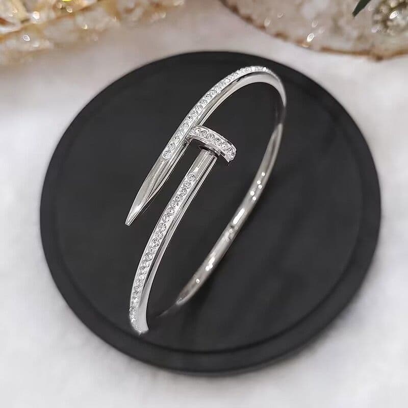 Bracelet de créateur incrusté de zircons et de diamants, élégant et incolore.