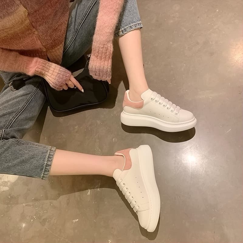 Baskets McQuee blanches polyvalentes pour hommes, collection automne 2026, plateforme en cuir véritable à semelle épaisse rehaussant la silhouette