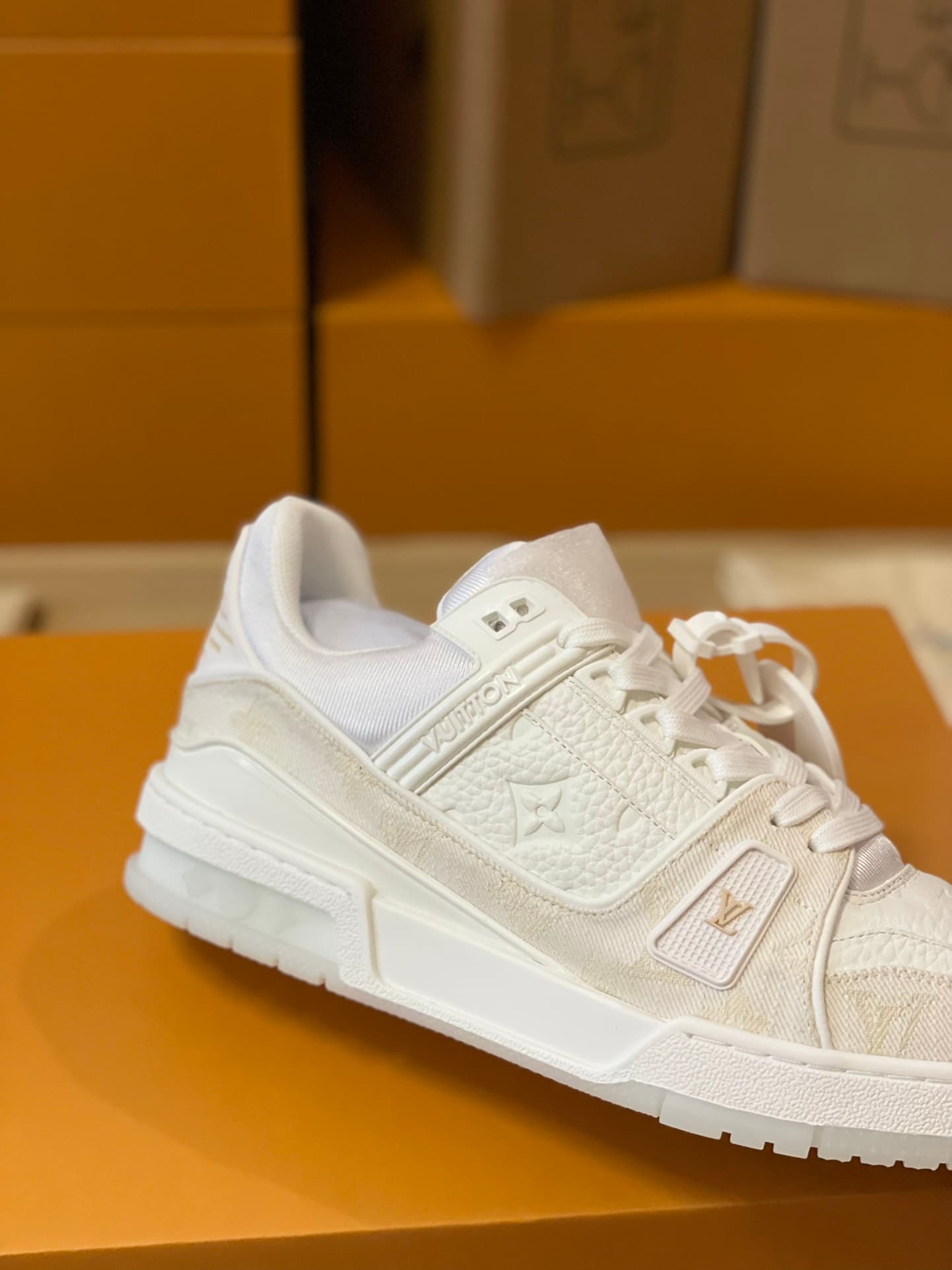 Baskets LOUIS VUITTO de luxe à blocs de couleurs, baskets décontractées blanches à monogramme en relief et fermeture velcro.