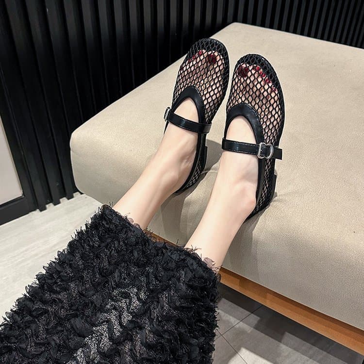 Outer Size Metal Buckle Flat For Women's Outdoor Wear 2025 Summer New Fashionable Hollow Out Casual Sandals