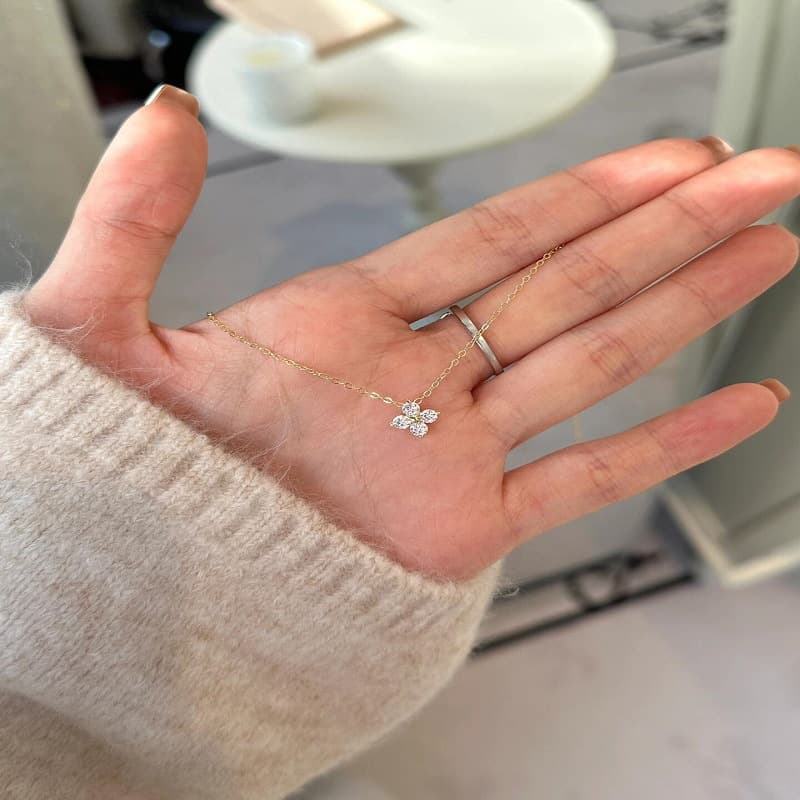 Minimalist Sweet Clover Pendant Necklace For Women, Light Luxury Diamond-Studded Niche Design, High-End Lucky Clavicle