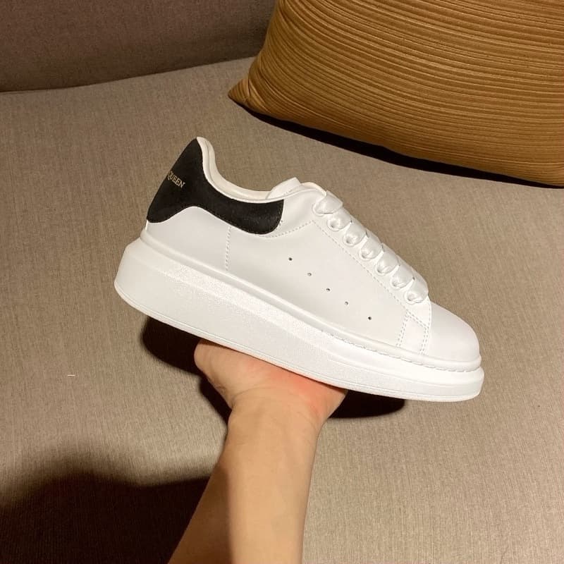 Baskets McQuee blanches polyvalentes pour hommes, collection automne 2026, plateforme en cuir véritable à semelle épaisse rehaussant la silhouette
