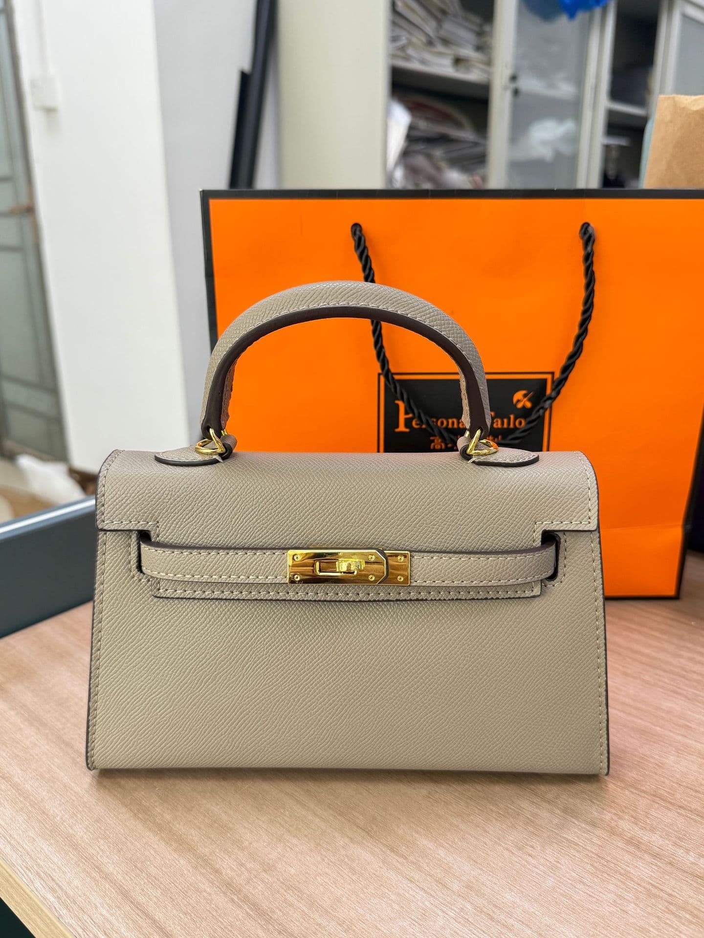 Sac bandoulière et sac à main Kelly Mini tendance de deuxième génération (2026), sac à main de luxe léger aux couleurs contrastées.