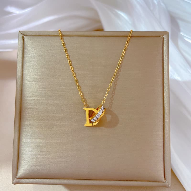 [Acier titane intégral] Bague circulaire en forme de D. Le tempérament et la personnalité sont extrêmement simples. Collier en or véritable.