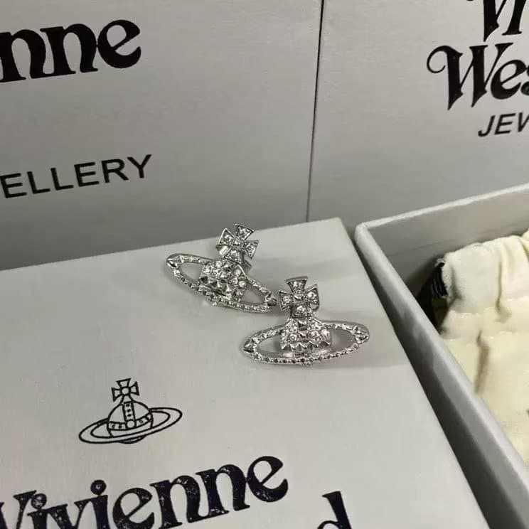 Boucles d'oreilles Saturne plates en relief, serties de diamants et de rivets, de haute qualité, inspirées de la Reine Mère. Vente en gros directe