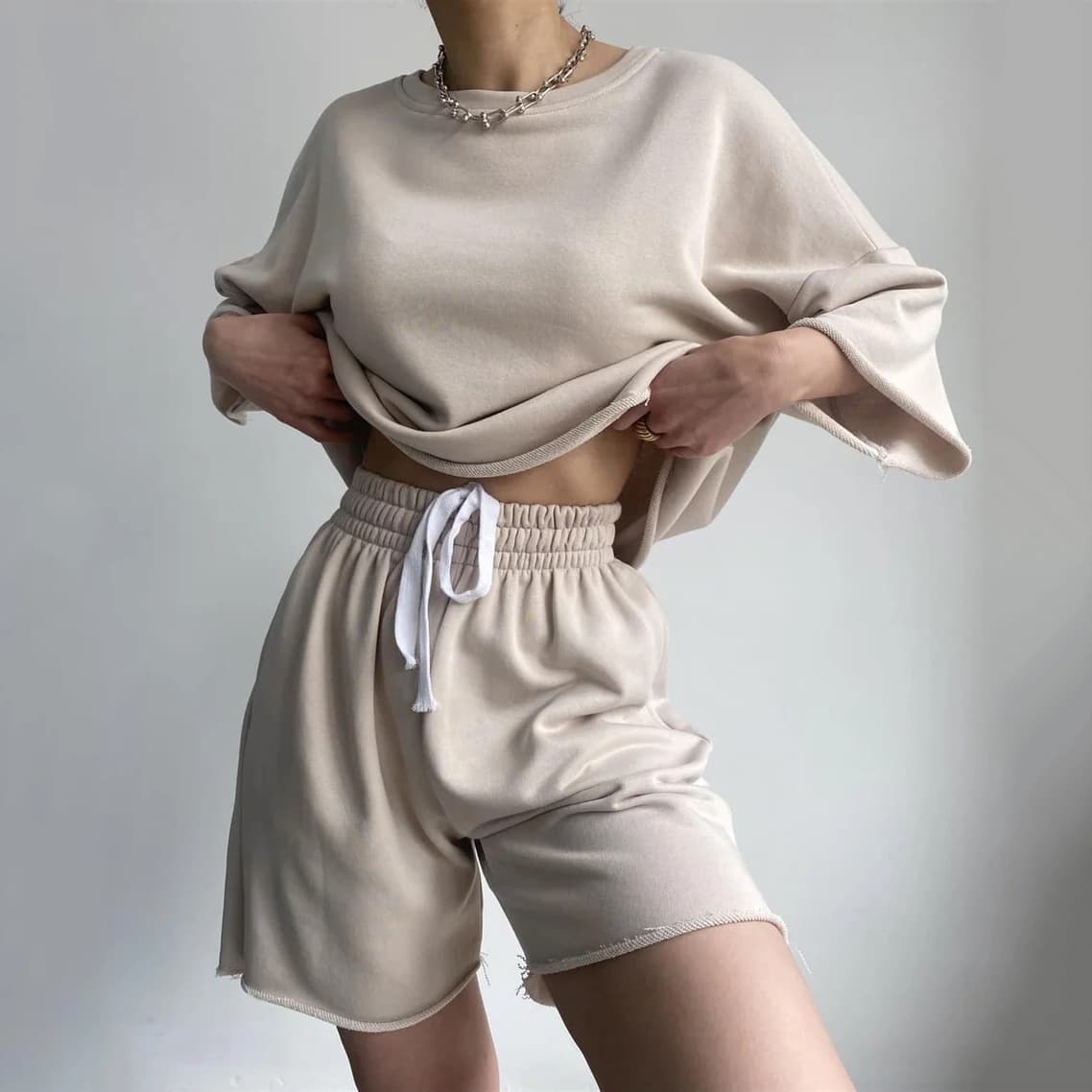 Ensemble deux pièces décontracté pour femme : haut à manches courtes et col rond, short à cordon, style urbain printemps-automne