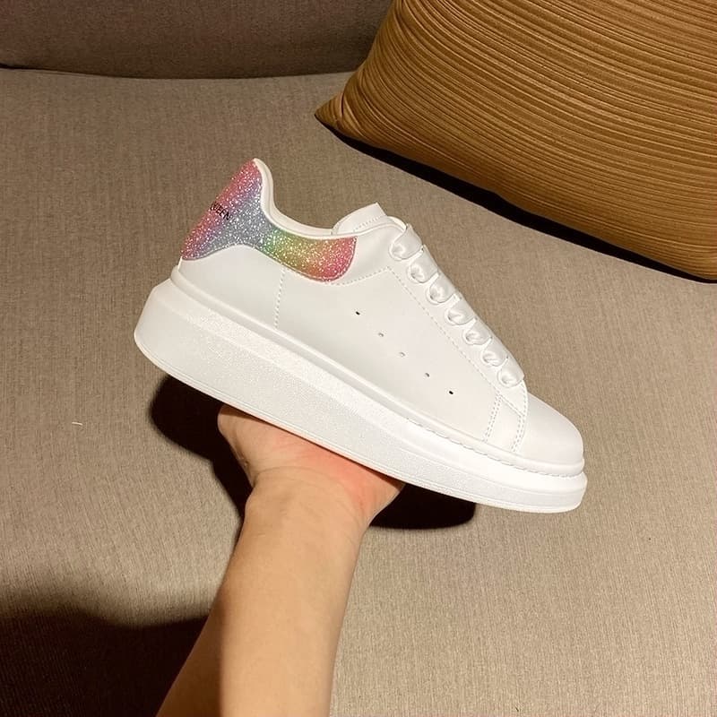 Baskets McQuee blanches polyvalentes pour hommes, collection automne 2026, plateforme en cuir véritable à semelle épaisse rehaussant la silhouette