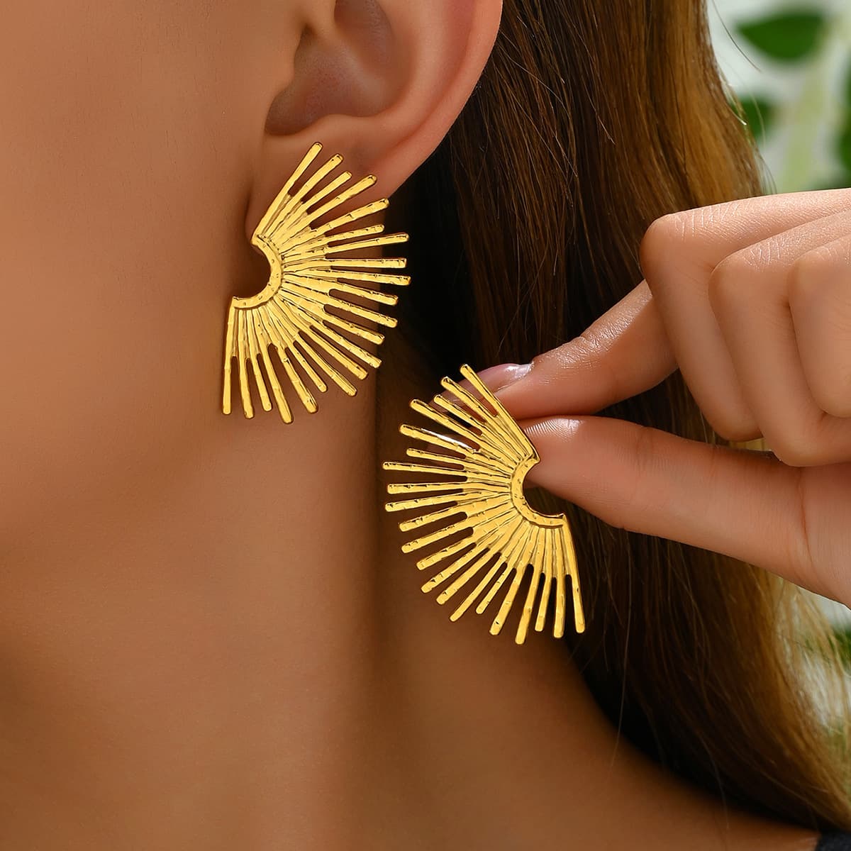 Niche Light Luxury Style Fashion Women's Earrings Personality Fan Shaped Exaggerated Design Earrings Electroplating High End Earrings