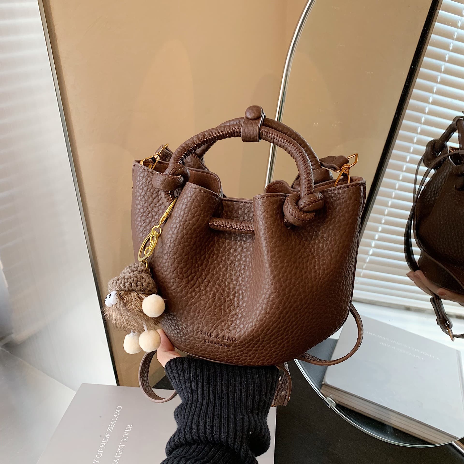 High-end Retro Handbag For Women 2025 New Fashionable Stylish Versatile Crossbody Textured Commuter Bucket Bag
