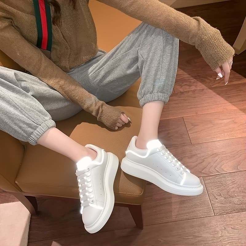 Baskets McQuee blanches polyvalentes pour hommes, collection automne 2026, plateforme en cuir véritable à semelle épaisse rehaussant la silhouette