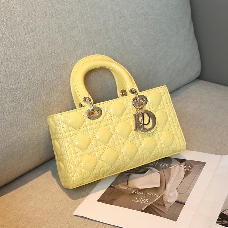 Sac à main haut de gamme Princesse Diana en cuir verni, style horizontal, collection 2025.