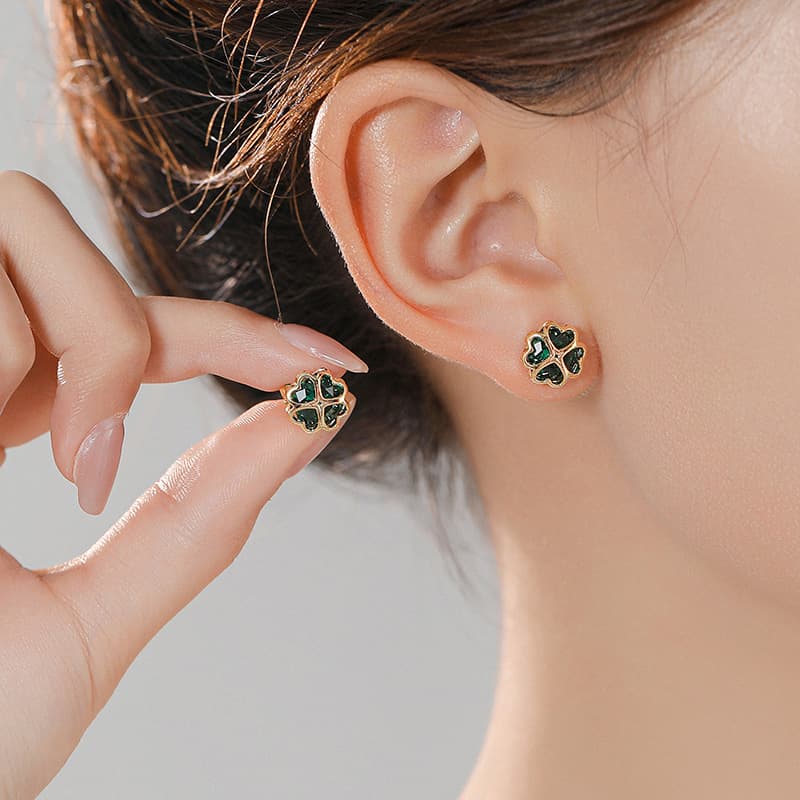 Four Leaf Flower Exquisite Small Earrings Female Green Flower Earrings Small Fragrant Design Temperament Earrings Trend