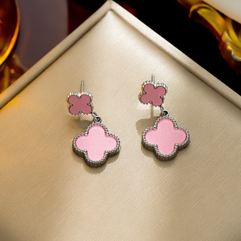 Boucles d'oreilles en acier inoxydable à quatre feuilles de trèfle classique de tempérament, boucles d'oreilles en acier titane polyvalentes perso