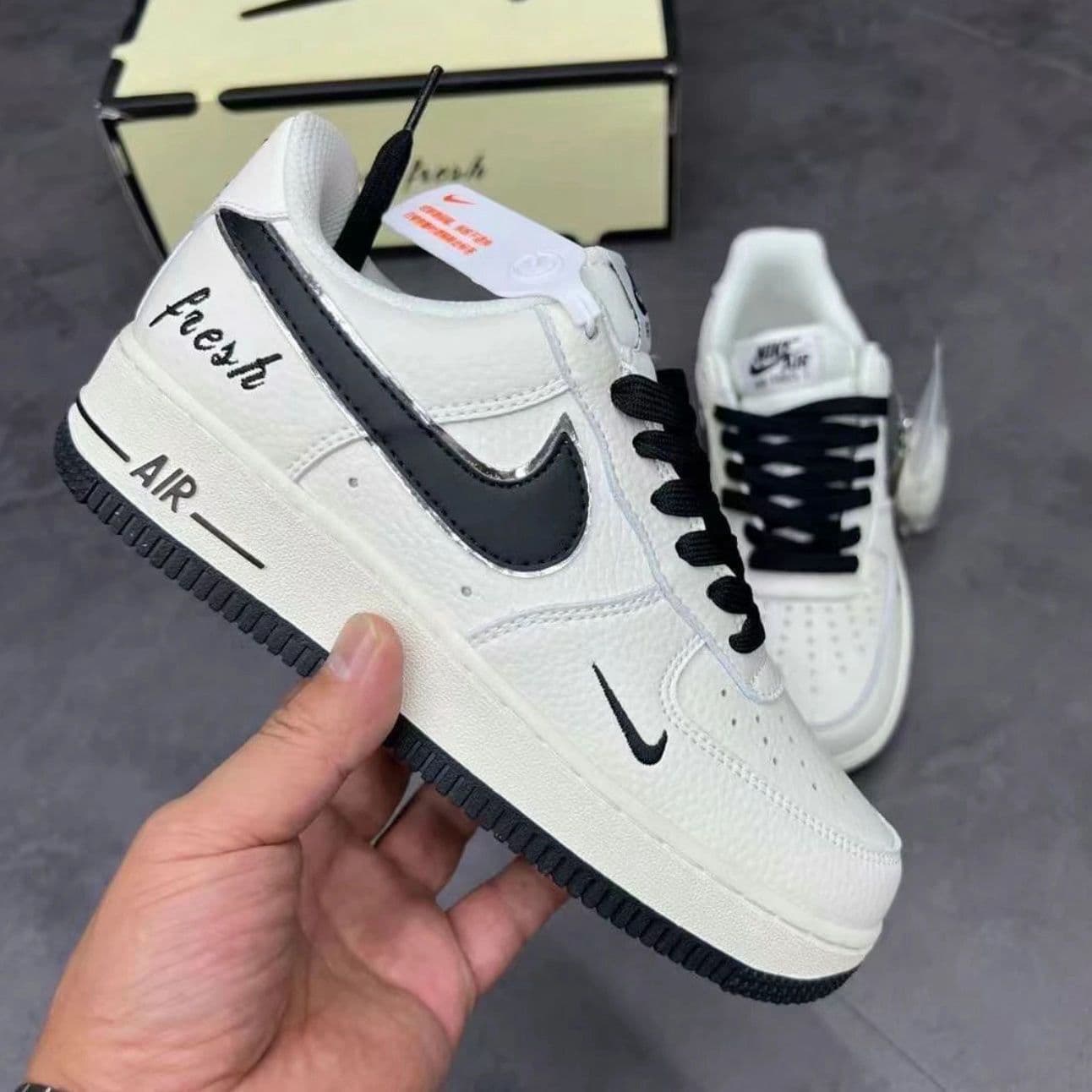 Baskets Force One Black Warrior populaires pour hommes et femmes, tendance et polyvalentes, style rétro décontracté et sportif.